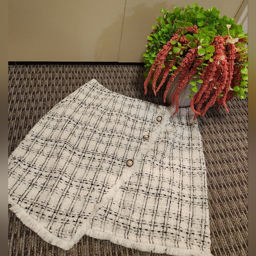 👗Chic Black and White Tweed Skirt
